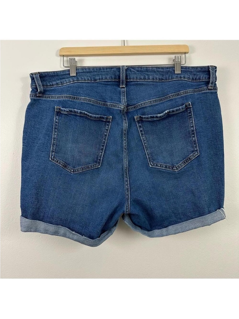 Old Navy Women’s Sky-Hi Roll Shorts Size 20 - Picture 2 of 5
